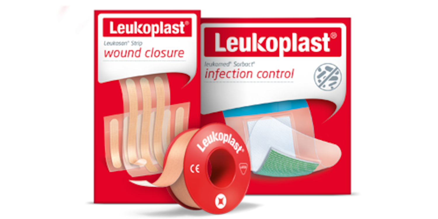 Quatro cópias de pensos Leukoplast para utilização em casa: vários pensos absorventes e fita de fixação. 