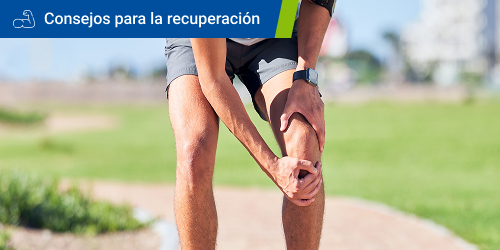 Deportista sujetando su rodilla con ambas manos debido al dolor por una lesión del ligamento cruzado anterior. Se lee el texto “Consejos para la recuperación” en un recuadro. 
