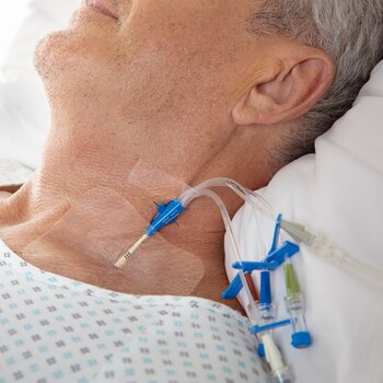 Fixierung einer Kanüle mit Leukoplast Leukomed T am Hals