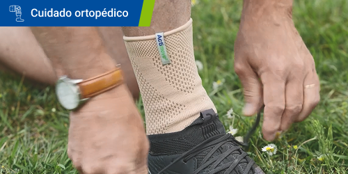 Persona retomando la actividad física tras un esguince de tobillo, gracias al uso de la tobillera Actimove. Se lee el texto “Cuidado ortopédico” dentro de un recuadro.