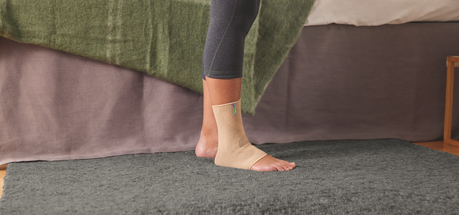 Persona usando la tobillera estabilizadora de Actimove para el apoyo diario tras un esguince de tobillo. 