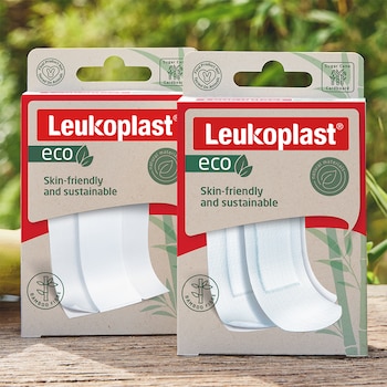 Přední pohled na obal produktů Leukoplast eco Dressing Lenght a Leukoplast eco Strips