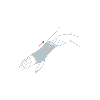 Zakładanie opaski Actimove Arthritis Care: Wsunąć rękę w rękaw na nadgarstek i przełożyć kciuk przez otwór z boku