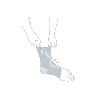 Sådan bruger du Actimove Everyday Supports Ankelstøttebind: Stik foden gennem åbningen
