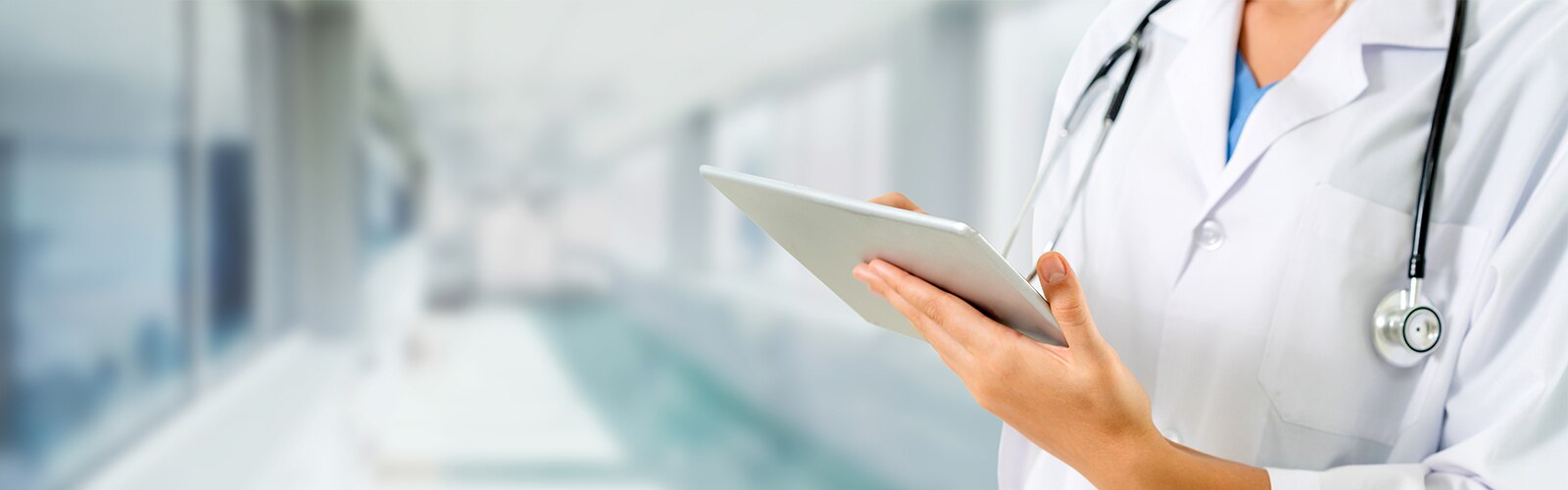 Die Hände einer Ärztin halten ein Tablet