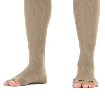 Une paire de bas JOBST forMen beige avec la propriété StayFresh qui garde les pieds au sec et au frais