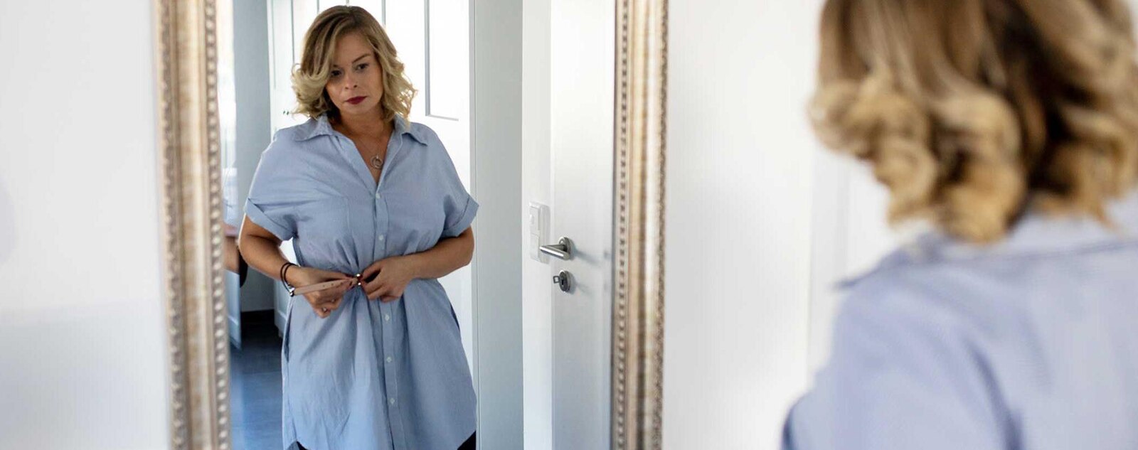 Une femme se regardant dans un miroir.