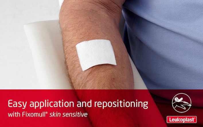 Här visar vi att Fixomull skin sensitive är enkel att applicera och återjustera även på skör hud. Vårdpersonalens hand applicerar ett sårförband på en patients underarm, lyfter upp igen och justerar om det.