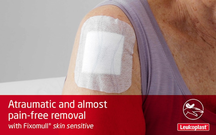 Videoen viser hvordan Fixomull skin sensitive er ideell til sårpleie av eldre pasienter med tynnere hud. En helsearbeider foretar et atraumatisk bandasjeskift på skulderen til en eldre kvinne.