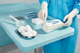 Leukoplast preparálótampon – közelkép a műtét előkészítéséről.