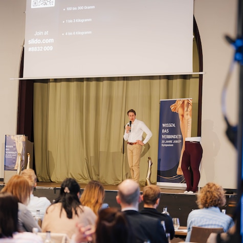 Ein Foto eines Redners bei dem Symposium