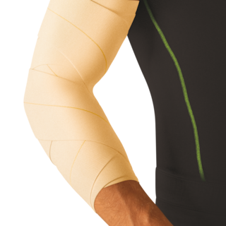 Brazo envuelto en vendaje adhesivo elástico Tensoplast