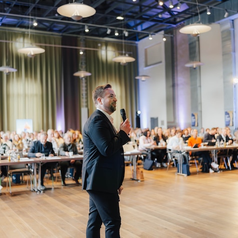 Ein Foto eines Redners bei dem Symposium