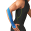 Un individuo che indossa una canottiera nera e pantaloncini, con il nastro kinesiologico Leukotape K in blu sul braccio