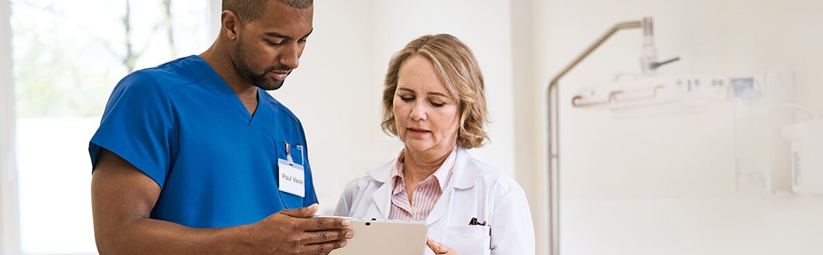 Immagine di infermiere e medico che parlano