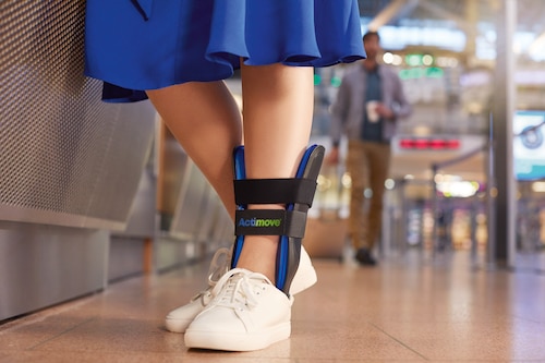 Zbliżenie kobiety noszącej ortezę stawu skokowego Actimove Professional Line TaloBrace Air