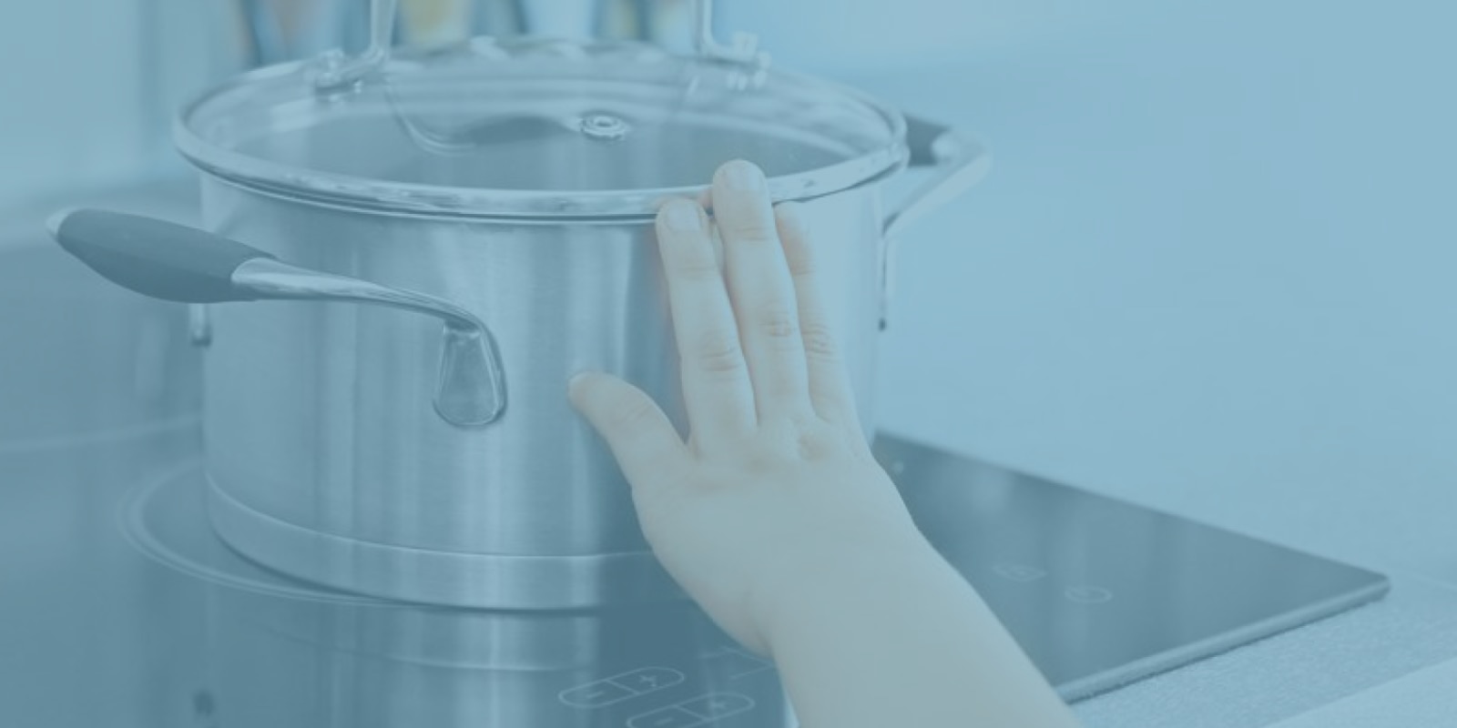 Pessoa a tocar numa panela muito quente e a queimar-se na mão, sob o título: «Como tratar as queimaduras?»