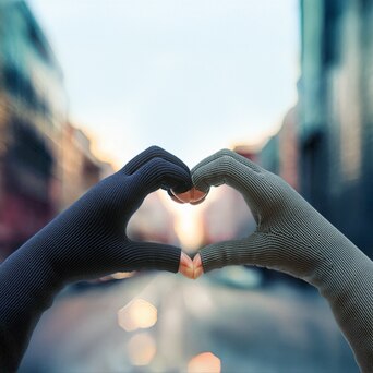 Zwei Hände bilden ein Herz Zwei Hände bilden ein Herz