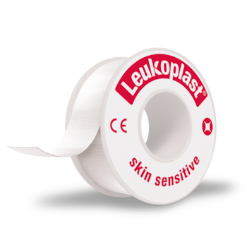 Produktový záber lekárskej pásky Leukoplast skin sensitive pre citlivú, krehkú a poškodenú pokožku.