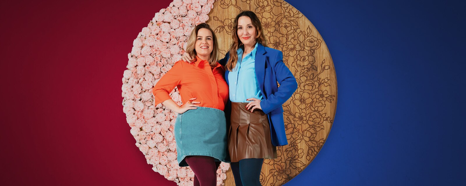 Zwei Frauen stehen Arm in Arm nebeneinander