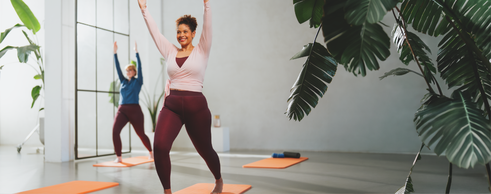 Eine Frau macht eine Yoga-Übung