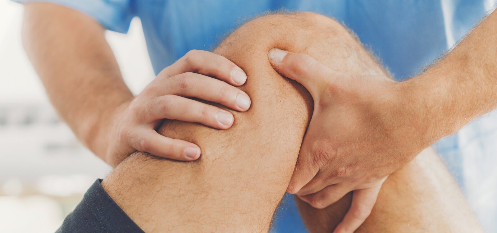 Hombre haciendo rehabilitación después de una operación de rodilla.