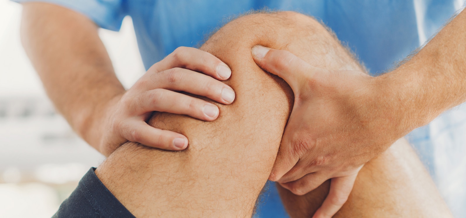 Hombre haciendo rehabilitación después de una operación de rodilla.