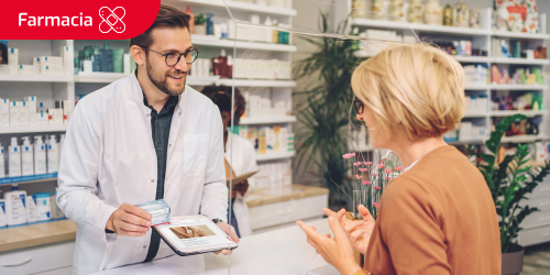 Mulher idosa que visita a farmácia mais próxima e recebe conselhos do farmacêutico sobre um produto Leukoplast e o texto "Pharmacy" numa caixa no canto superior esquerdo.