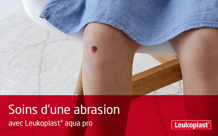 In this video is shown how Leukoplast aqua pro is used for abrasion treatment. We see two hands in close-up covering an abrasion on a child's knee with a waterproof wound dressing.