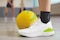 Närbild på kvinna som spelar volleyboll och bär Actimove Sports Edition fotledsstöd med elastiskt band
