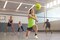 Kvinna som spelar volleyboll bär Actimove Sports Edition fotledsstöd med elastiskt band
