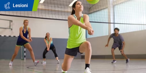 Tre donne e un uomo si esercitano con le racchette in un campo coperto
