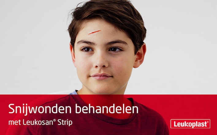 Hier wordt getoond hoe een snijwond behandeld wordt met behulp van Leukosan Strip: we zien twee handen in close-up met wondsluitstrips om een ​​snee op het voorhoofd van een jongen te sluiten.