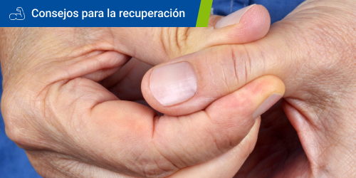 Hombre se toca el dedo pulgar porque tiene molestias asociadas a la artritis. Se lee el texto “Consejos para la recuperación” en un recuadro.