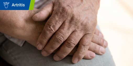Manos adultas con posibles síntomas de artritis. Se lee el texto “Artritis” en un recuadro.