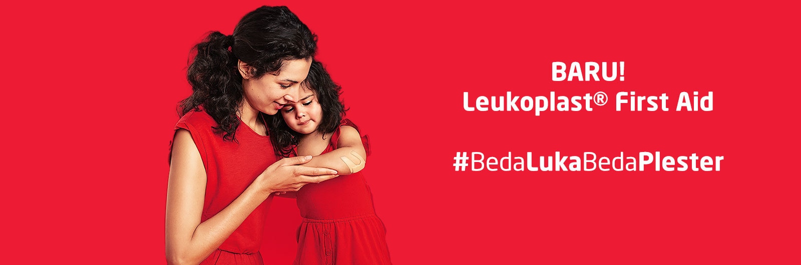 Seorang ibu sedang merawat luka anak