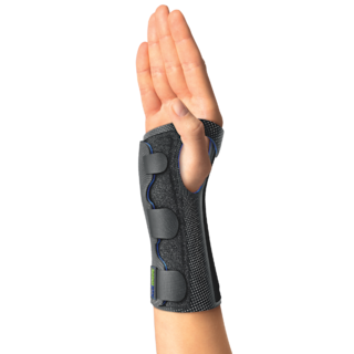 Regulowana orteza stabilizująca nadgarstek z metalową podpórką Actimove Sports Edition na ręce 

