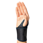 Regulowany stabilizator nadgarstka bez neoprenu Actimove Sports Edition założony na rękę
