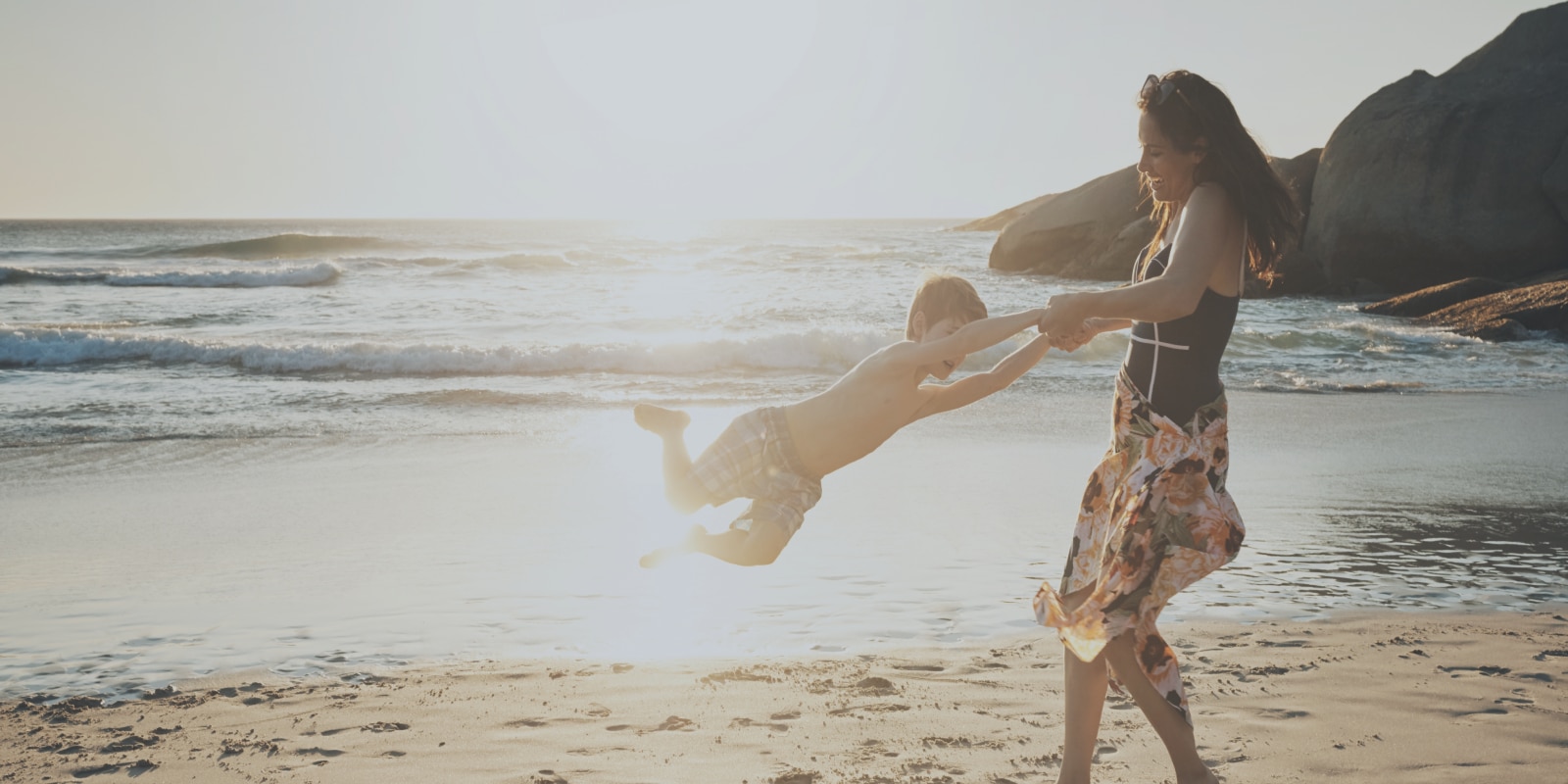 Una famiglia che si gode la spiaggia in estate, giocando e ridendo insieme, indisturbata da una protezione efficace.