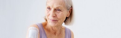 Téměř bezbolestné a netraumatické odstranění krytí rány z křehké pokožky starší ženy.
