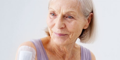 Medicazione atraumatica delicata e morbida per donne anziane con cute sensibile e fragile. 