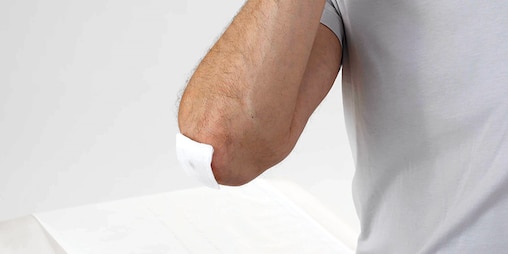 Fissaggio sul gomito con Fixomull® Stretch
